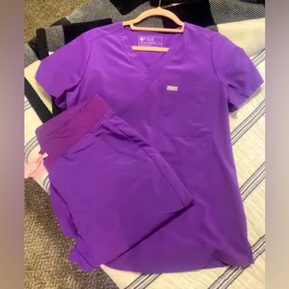 Ultra violet scrubs size small